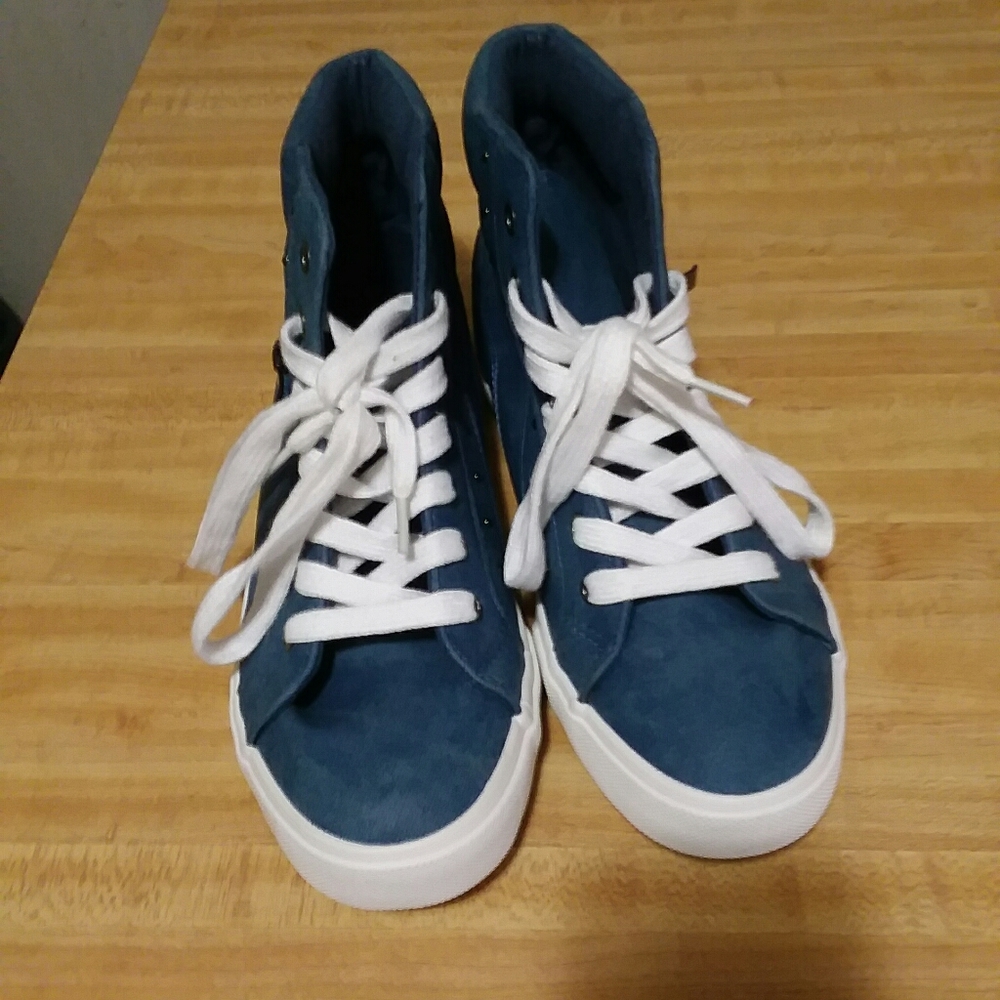 Ladies Lyndi sneakers size 8 1/2 chambray
